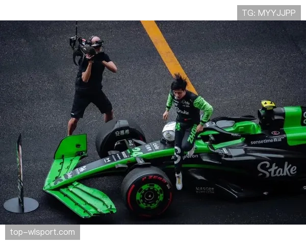 周冠宇开F1回家顺路接妈妈买菜? 周冠宇开F1回家顺路接妈妈买菜?
